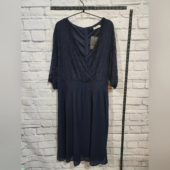 Navy Blue dress with lace bodice and slwevs and a flowy chiffon skirt Size 24W - Picture 1 of 6